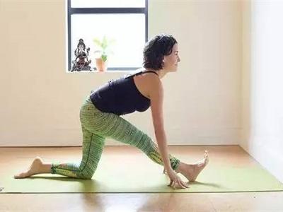 女性練習(xí)下犬式姿勢(shì)不規(guī)范，不如試試這樣的改進(jìn)動(dòng)作