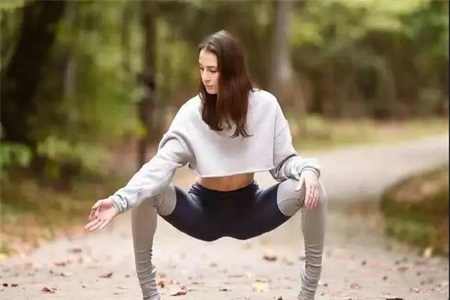 瑜伽初入門教學(xué)視頻，女性學(xué)會掰腿的正確姿勢身材任性秀