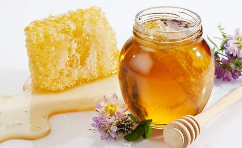 香蕉蜂蜜水減肥法?蜂蜜和香蕉k同時(shí)吃不-易網(wǎng)健康<a href=http://m.aoa7937.com/jkys/ target=_blank class=infotextkey>養(yǎng)生</a>網(wǎng) 香蕉蜂蜜水減肥法?蜂蜜和香蕉k同時(shí)吃不