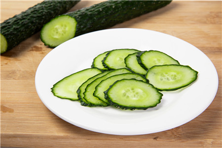 有哪些食物熱量低對瘦身有幫助 吃黃瓜真的能減肥嗎-易網<a href=http://m.aoa7937.com/ target=_blank class=infotextkey>健康養生</a>網 有哪些食物熱量低對瘦身有幫助 吃黃瓜真的能減肥嗎