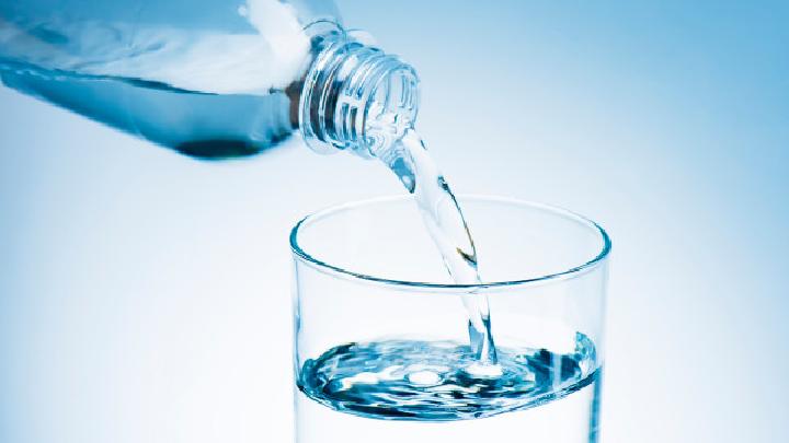 喝水真的能減肥嗎?減肥到底要怎樣喝水?-易網(wǎng)健康<a href=http://m.aoa7937.com/jkys/ target=_blank class=infotextkey>養(yǎng)生</a>網(wǎng) 喝水真的能減肥嗎?減肥到底要怎樣喝水?