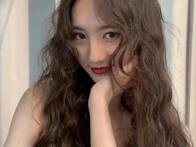 圓臉適合什么發型女圖片，八字劉海長卷發又仙又美(洋氣減齡)
