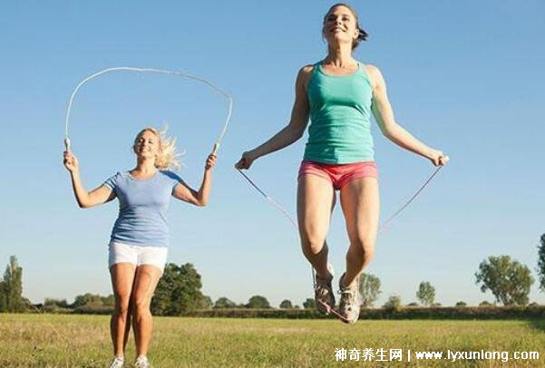 跳繩減肥一天跳多少個(gè)可以減脂，跳繩60分鐘3600下能減重5磅