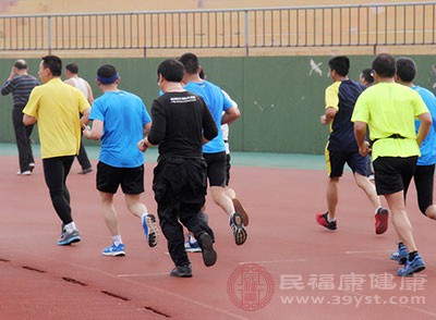 做俯臥撐和堅(jiān)持跑步 哪種鍛煉方式對身體好 不同人應(yīng)該怎么選