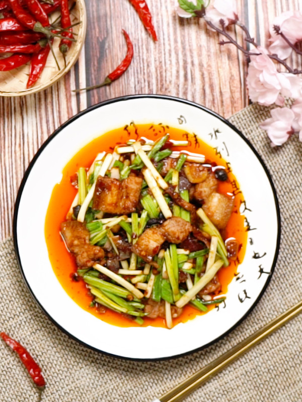 蒜苗回鍋肉的做法-家常味炒菜譜-易網(wǎng)健康養(yǎng)生網(wǎng) 蒜苗回鍋肉的做法-家常味炒菜譜