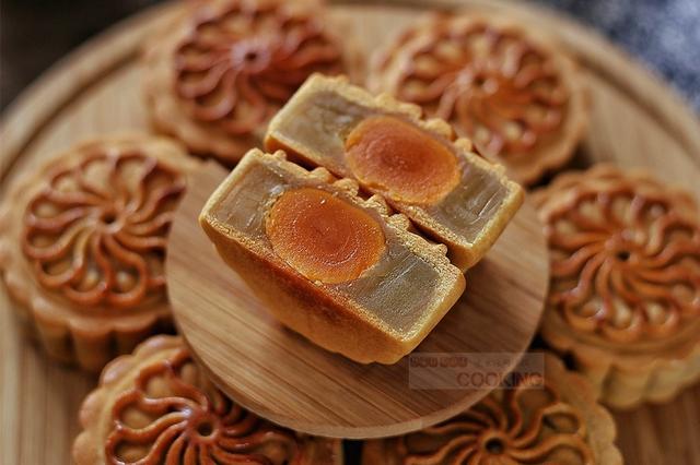 廣式蛋黃蓮蓉月餅的做法-甜味烘焙菜譜-易網健康養生網 廣式蛋黃蓮蓉月餅的做法-甜味烘焙菜譜