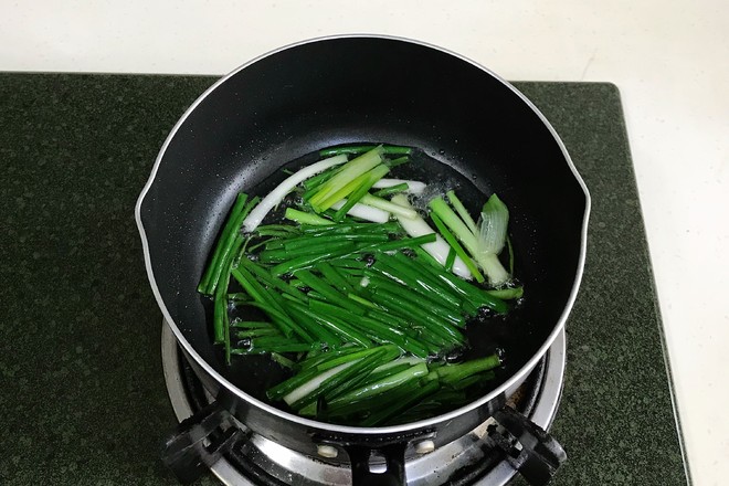 蔥油面的做法-咸鮮味拌菜譜-易網健康養生網 蔥油面的做法-咸鮮味拌菜譜
