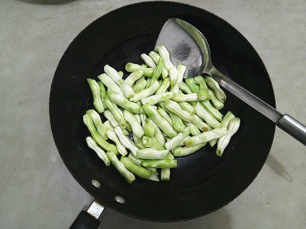 豆角鍋粘卷子的做法-家常味燉菜譜-易網健康養生網 豆角鍋粘卷子的做法-家常味燉菜譜