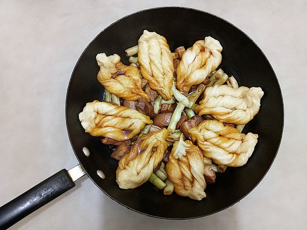 豆角鍋粘卷子的做法-家常味燉菜譜-易網健康養生網 豆角鍋粘卷子的做法-家常味燉菜譜