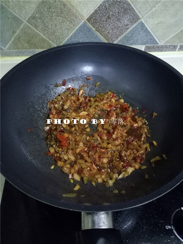 澆汁武昌魚(yú)的做法-酸辣味煮菜譜