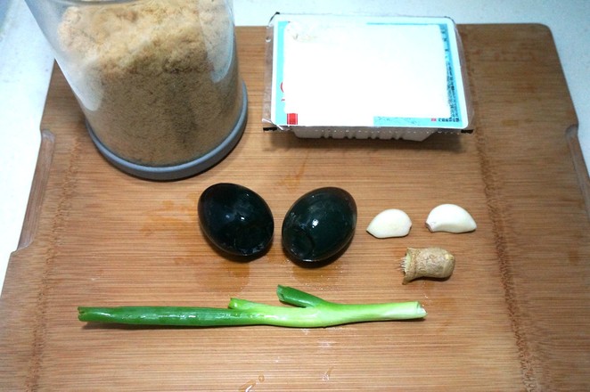 肉松皮蛋豆腐的做法-家常味拌菜譜-易網<a href=http://m.aoa7937.com/ target=_blank class=infotextkey>健康養生</a>網 肉松皮蛋豆腐的做法-家常味拌菜譜