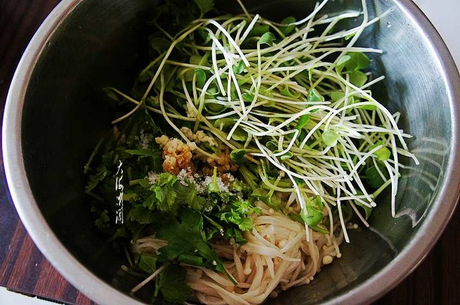 涼拌金針菇蘿卜苗的做法-酸甜味拌菜譜