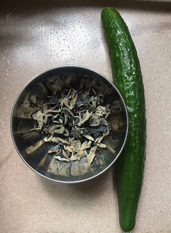 黃瓜拌黑木耳的做法-酸辣味拌菜譜-易網<a href=http://m.aoa7937.com/ target=_blank class=infotextkey>健康養生</a>網 黃瓜拌黑木耳的做法-酸辣味拌菜譜