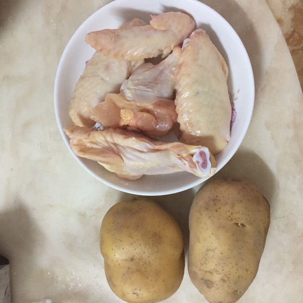 米飯的殺手～砂鍋土豆燜雞翅的做法-家常味燜菜譜
