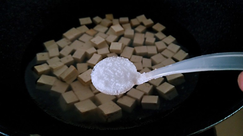 香椿拌豆腐的做法-咸鮮味拌菜譜