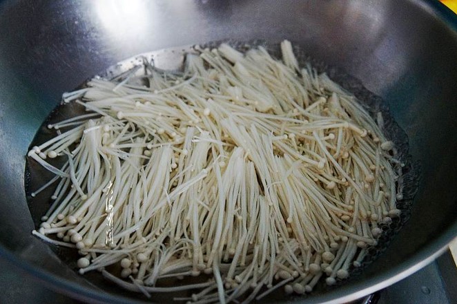 涼拌金針菇蘿卜苗的做法-酸甜味拌菜譜