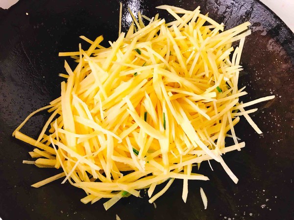 家庭版醬油土豆絲,好吃又營養的家常菜,做法簡單附詳細教程的做法-咸鮮味炒菜譜-易網健康養生網 家庭版醬油土豆絲,好吃又營養的家常菜,做法簡單附詳細教程的做法-咸鮮味炒菜譜