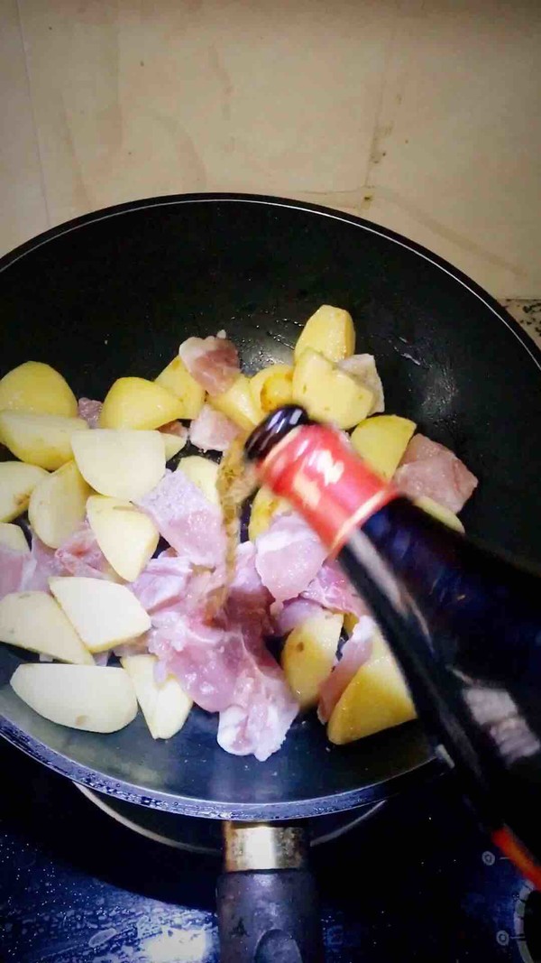 土豆燉大排的做法-家常味蒸菜譜
