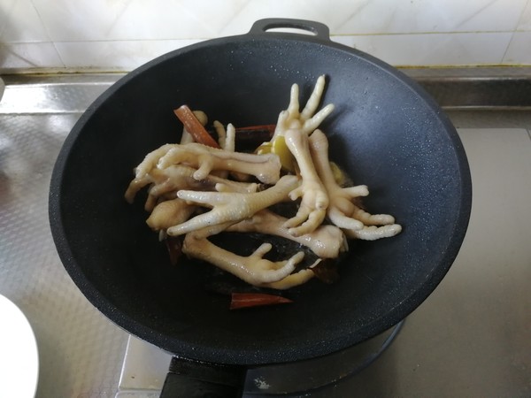 鹵雞爪的做法-香辣味鹵菜譜-易網(wǎng)健康養(yǎng)生網(wǎng) 鹵雞爪的做法-香辣味鹵菜譜