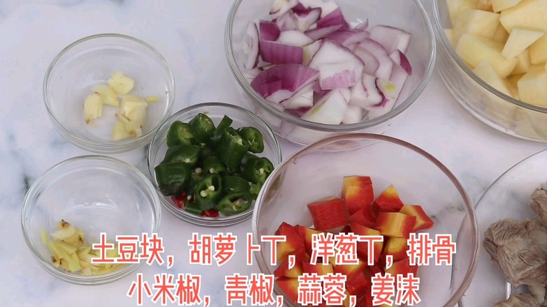 電飯煲排骨土豆飯的做法-咸鮮味煮菜譜-易網<a href=http://m.aoa7937.com/ target=_blank class=infotextkey>健康養生</a>網 電飯煲排骨土豆飯的做法-咸鮮味煮菜譜