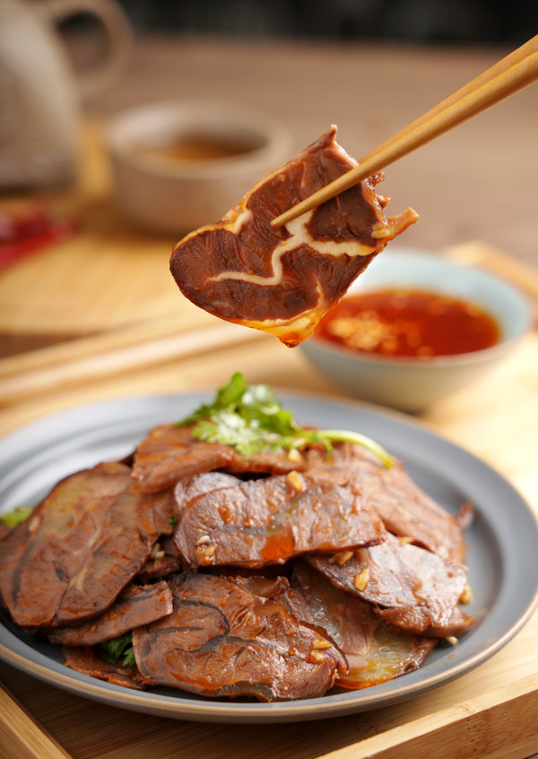 涼拌鹵牛肉【孔老師教做菜】的做法-家常味鹵菜譜-易網健康養生網 涼拌鹵牛肉【孔老師教做菜】的做法-家常味鹵菜譜
