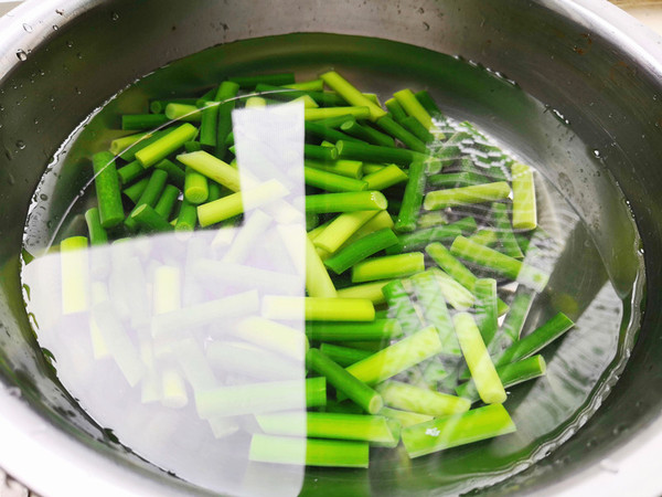 蒜苔炒假鮑魚(yú)的做法-咸鮮味炒菜譜-易網(wǎng)健康養(yǎng)生網(wǎng) 蒜苔炒假鮑魚(yú)的做法-咸鮮味炒菜譜
