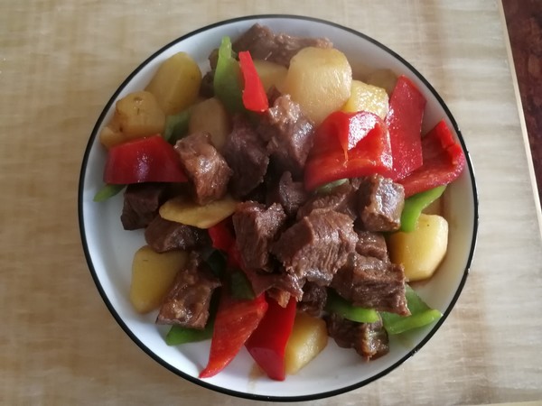 青紅椒土豆燉牛肉的做法-咸鮮味燉菜譜-易網(wǎng)健康養(yǎng)生網(wǎng) 青紅椒土豆燉牛肉的做法-咸鮮味燉菜譜