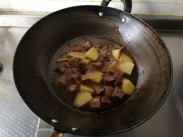 青紅椒土豆燉牛肉的做法-咸鮮味燉菜譜-易網(wǎng)健康養(yǎng)生網(wǎng) 青紅椒土豆燉牛肉的做法-咸鮮味燉菜譜