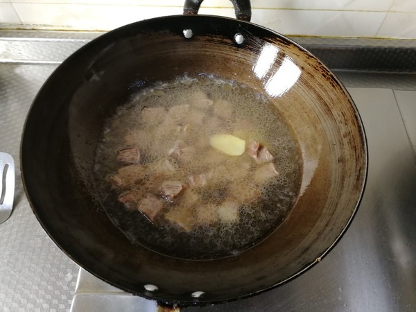 青紅椒土豆燉牛肉的做法-咸鮮味燉菜譜-易網(wǎng)健康養(yǎng)生網(wǎng) 青紅椒土豆燉牛肉的做法-咸鮮味燉菜譜
