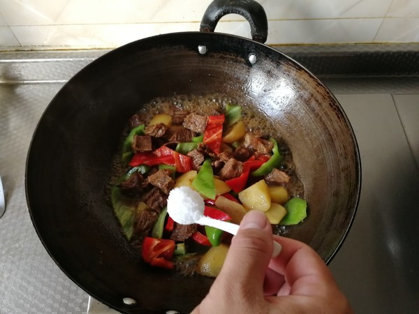 青紅椒土豆燉牛肉的做法-咸鮮味燉菜譜-易網(wǎng)健康養(yǎng)生網(wǎng) 青紅椒土豆燉牛肉的做法-咸鮮味燉菜譜