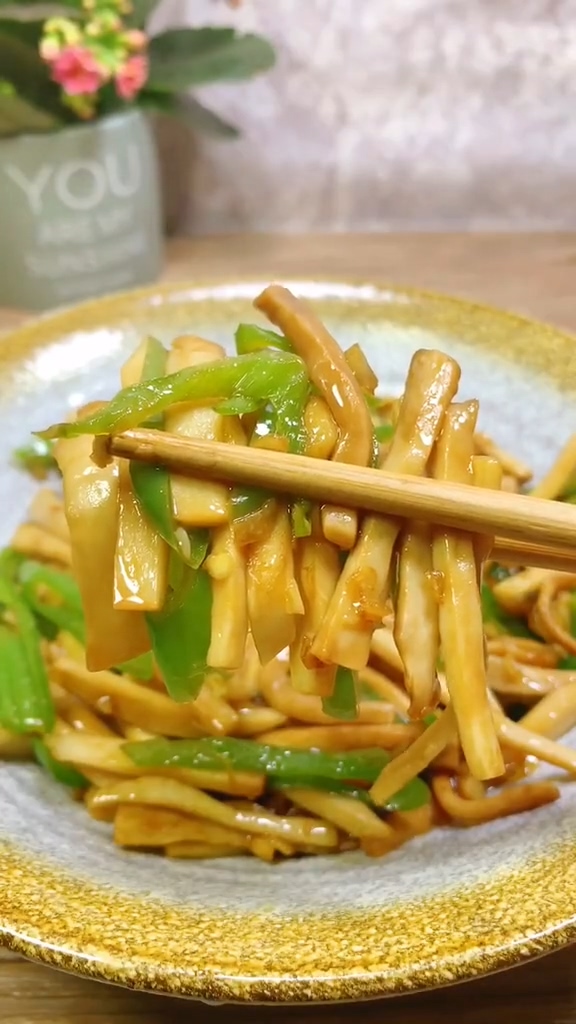青椒杏鮑菇的做法-家常味炒菜譜-易網(wǎng)健康養(yǎng)生網(wǎng) 青椒杏鮑菇的做法-家常味炒菜譜