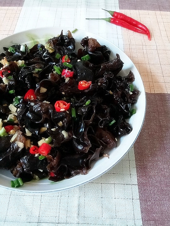 涼拌黑木耳的做法-酸辣味拌菜譜