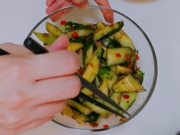 涼拌青瓜的做法-家常味拌菜譜-易網(wǎng)健康養(yǎng)生網(wǎng) 涼拌青瓜的做法-家常味拌菜譜