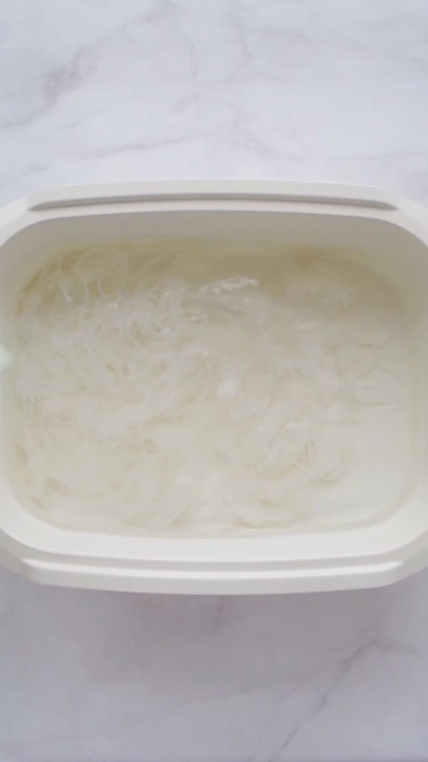 涼拌酸辣魔芋結(jié)的做法-酸辣味拌菜譜-易網(wǎng)<a href=http://m.aoa7937.com/ target=_blank class=infotextkey>健康養(yǎng)生</a>網(wǎng) 涼拌酸辣魔芋結(jié)的做法-酸辣味拌菜譜