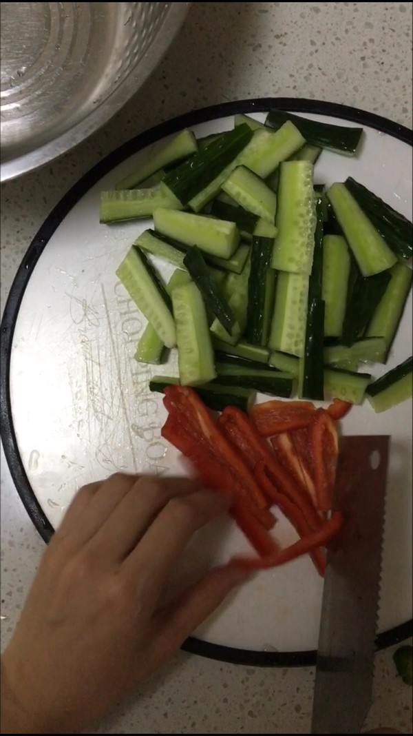 熗拌黃瓜的做法-酸辣味拌菜譜