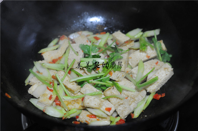 白菜苔炒凍豆腐的做法-家常味炒菜譜-易網健康養生網 白菜苔炒凍豆腐的做法-家常味炒菜譜