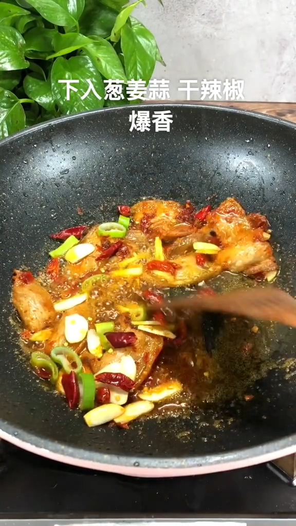手撕包菜的做法-咸鮮味炒菜譜