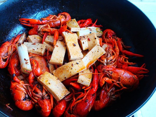 千葉豆腐燜小龍蝦的做法-麻辣味燜菜譜-易網(wǎng)健康養(yǎng)生網(wǎng) 千葉豆腐燜小龍蝦的做法-麻辣味燜菜譜