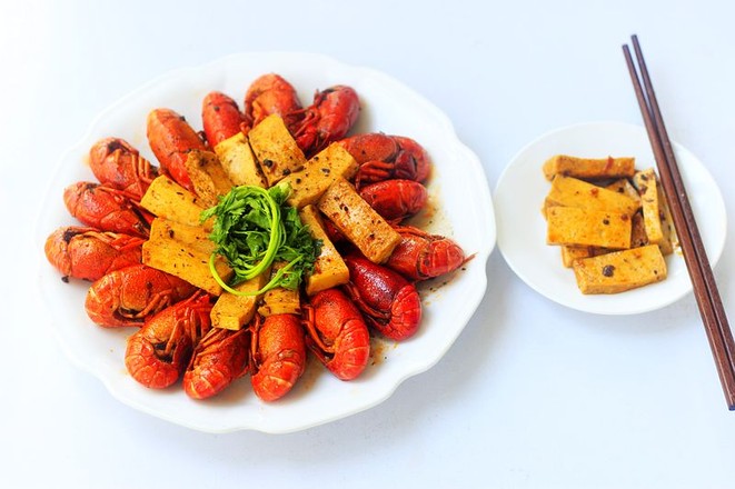 千葉豆腐燜小龍蝦的做法-麻辣味燜菜譜-易網(wǎng)健康養(yǎng)生網(wǎng) 千葉豆腐燜小龍蝦的做法-麻辣味燜菜譜