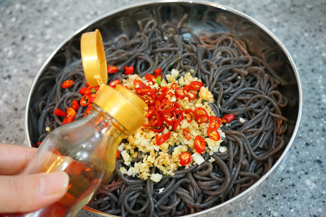 涼拌蕨根粉的做法-香辣味拌菜譜-易網健康養生網 涼拌蕨根粉的做法-香辣味拌菜譜