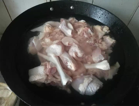 靈芝燉雞的做法-家常味燉菜譜-易網(wǎng)<a href=http://m.aoa7937.com/ target=_blank class=infotextkey>健康養(yǎng)生</a>網(wǎng) 靈芝燉雞的做法-家常味燉菜譜