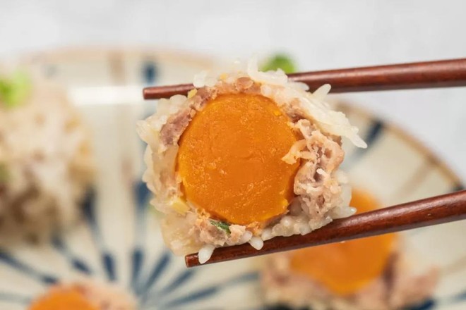 咸蛋黃珍珠丸子的做法-家常味蒸菜譜-易網健康養生網 咸蛋黃珍珠丸子的做法-家常味蒸菜譜