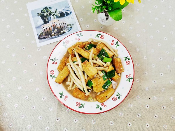 白玉菇燜豆腐的做法-咸鮮味燜菜譜-易網健康養生網 白玉菇燜豆腐的做法-咸鮮味燜菜譜