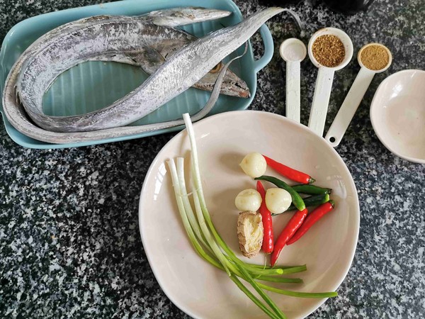 香辣帶魚的做法-香辣味烤菜譜-易網<a href=http://m.aoa7937.com/ target=_blank class=infotextkey>健康養生</a>網 香辣帶魚的做法-香辣味烤菜譜