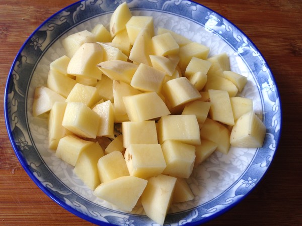 牛排燉土豆的做法-家常味燒菜譜-易網健康養生網 牛排燉土豆的做法-家常味燒菜譜