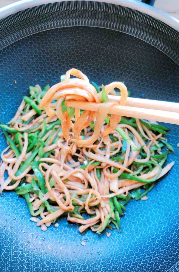 青椒炒杏鮑菇的做法-咸鮮味炒菜譜-易網健康養生網 青椒炒杏鮑菇的做法-咸鮮味炒菜譜