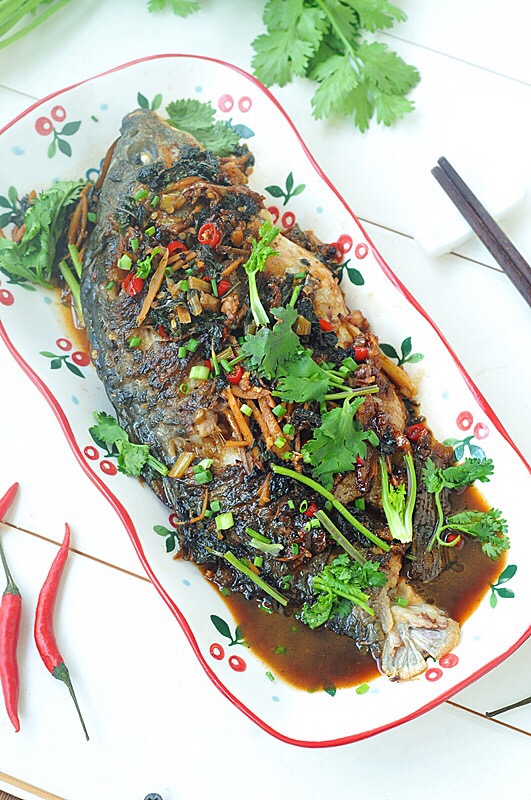 紫蘇燒鯉魚的做法-家常味燒菜譜-易網(wǎng)健康養(yǎng)生網(wǎng) 紫蘇燒鯉魚的做法-家常味燒菜譜