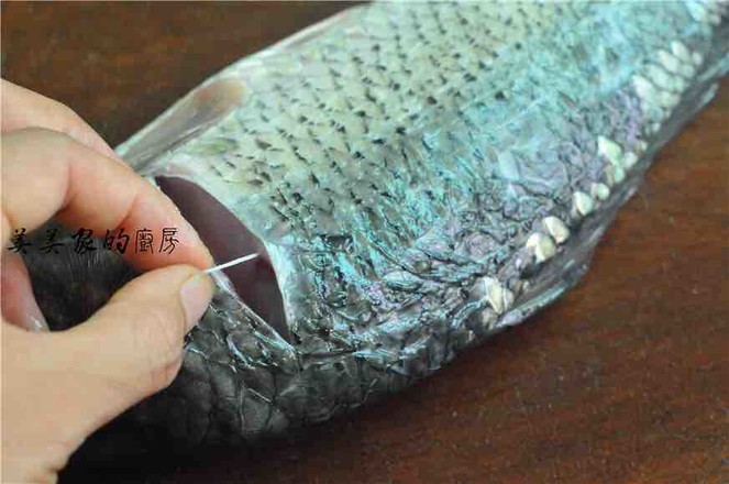 紫蘇燒鯉魚的做法-家常味燒菜譜-易網(wǎng)<a href=http://m.aoa7937.com/ target=_blank class=infotextkey>健康養(yǎng)生</a>網(wǎng) 紫蘇燒鯉魚的做法-家常味燒菜譜