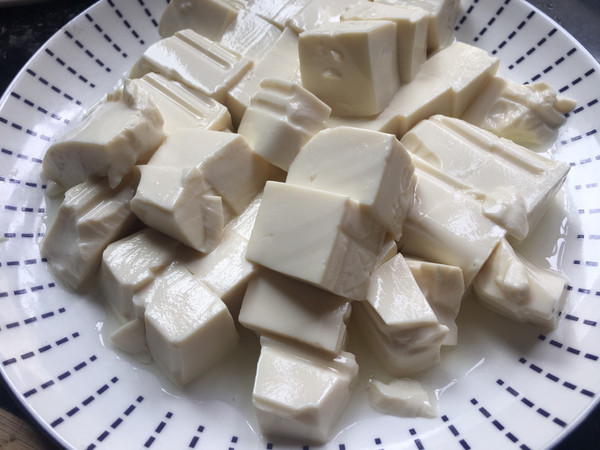 豆腐雞蛋羹的做法-家常味蒸菜譜-易網(wǎng)<a href=http://m.aoa7937.com/ target=_blank class=infotextkey>健康養(yǎng)生</a>網(wǎng) 豆腐雞蛋羹的做法-家常味蒸菜譜