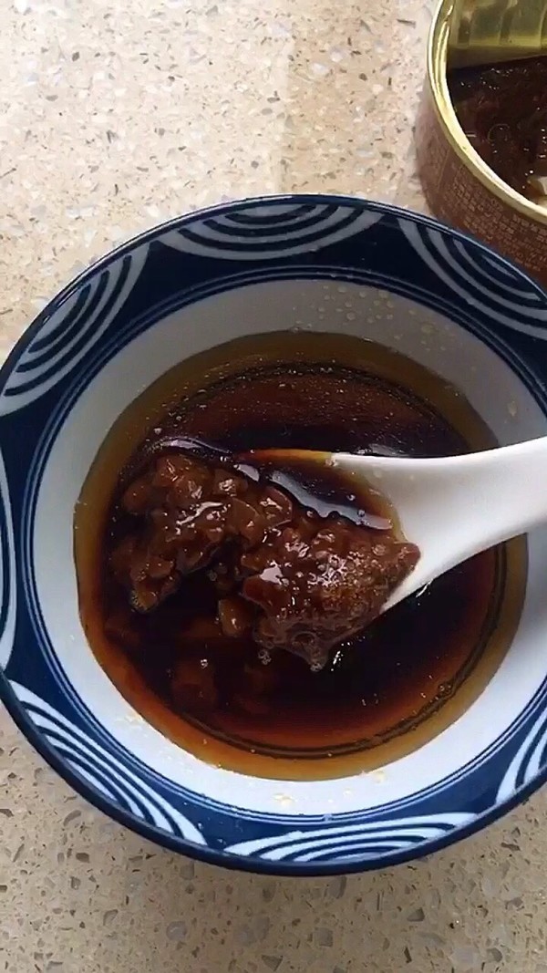 蒜段醬燜黃魚的做法-家常味燒菜譜